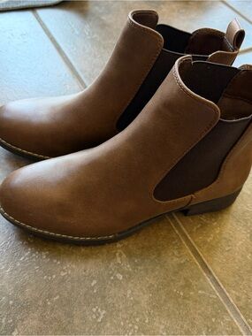 Harlow Tan Leather Chelsea Boots